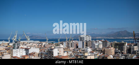 Skyline di Palermo, Sicilia, Italia con gru internazionali di porto mercantile Foto Stock