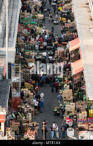 Palermo, Sicilia, Italia - 25 Maggio: persone lavorano nel commercio all'ingrosso di frutta e verdura del mercato commerciale a Palermo il 25 maggio 2018 Foto Stock