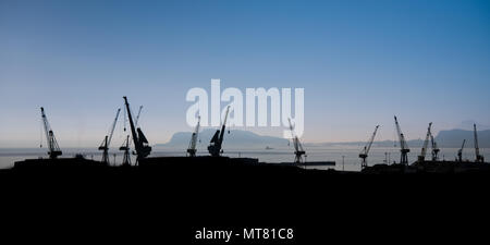 Gru a torre nel porto commerciale di Palermo Foto Stock