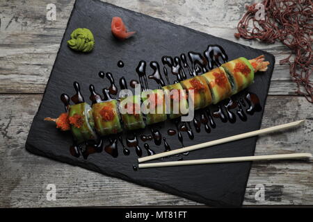 Rotolo di sushi philadelphia diversi tipi Foto Stock