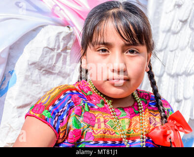 Cuidad Vieja,, Guatemala - 7 Dicembre 2017: tradizionalmente condita ragazza indigeni in parata celebrando la Nostra Signora dell Immacolata Concezione giorno. Foto Stock