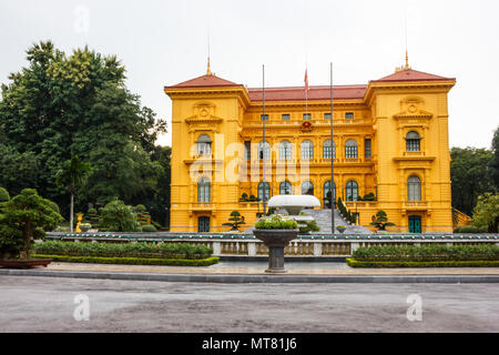 Il Palazzo presidenziale del Vietnam ad Hanoi, è articolato su tre piani, giallo senape edificio costruito in stile coloniale Francese stile architettonico, un frutteto, c Foto Stock