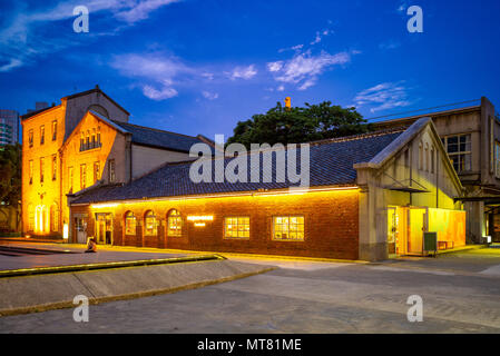 Vista notturna di Huashan 1914 Creative Park in Taipei, Taiwan Foto Stock