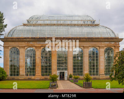 Il Victorian Tropical Palm House, la più antica serra presso il Royal Botanic Gardens, un parco pubblico a Edimburgo, Scozia. Foto Stock