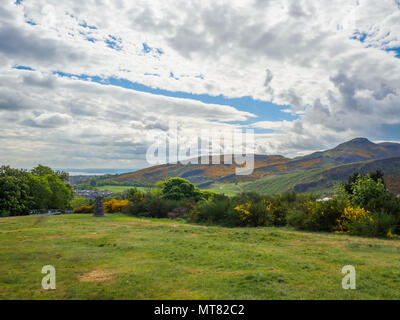 Bellissima vista di Arthur's sede di Edimburgo, in Scozia, nel Regno Unito da Calton Hill su una luminosa giornata di sole. Foto Stock