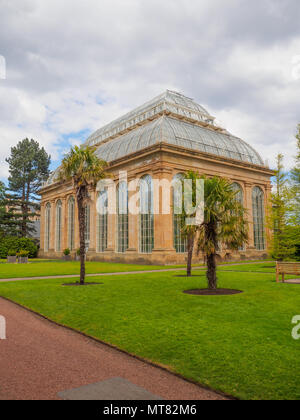 Il Victorian Tropical Palm House, la più antica serra presso il Royal Botanic Gardens, un parco pubblico a Edimburgo, Scozia. Foto Stock