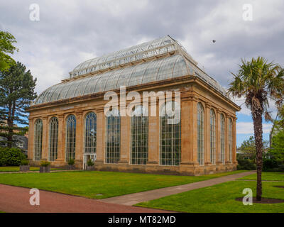 Il Victorian Tropical Palm House, la più antica serra presso il Royal Botanic Gardens, un parco pubblico a Edimburgo, Scozia. Foto Stock