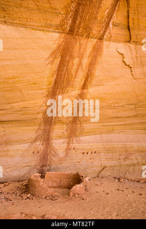 Antica terra ancestrale dei Pueblo sito storico struttura con coppie di handprint pittogrammi sul dorso colorato minerale parete in pietra arenaria nel sudest dell'Utah Foto Stock