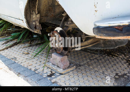 Vecchia auto in attesa per la ruota. Auto pneumatico senza avere bisogno di essere riparato. Foto Stock