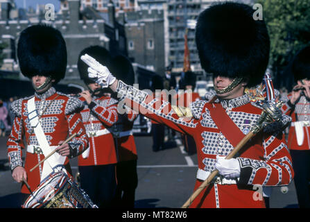 1988 IL DIRITTO STORICO DEGLI INDICATORI DI DIREZIONE piedi irlandese guardie militari di MARCHING BRASS BAND cambiando la guardia il Mall London Inghilterra England Regno Unito Foto Stock