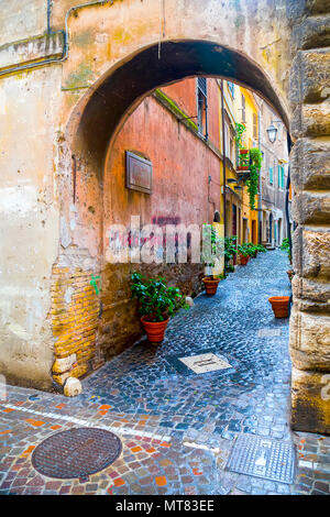 Immettendo la vecchia strada di ciottoli, Tivoli, Lazio, l'Italia. Per un perfetto tour a piedi. Foto Stock