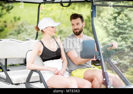 Matura in golf cart Foto Stock