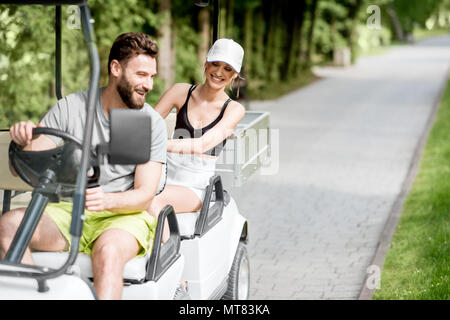 Matura in golf cart Foto Stock