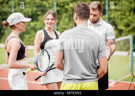 Gli amici sul campo da tennis Foto Stock