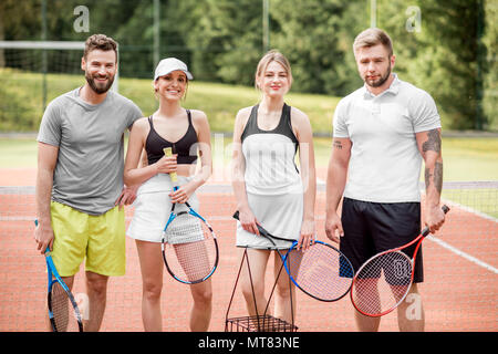 Gli amici sul campo da tennis Foto Stock