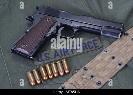 Governo colt M1911 con US Air Force uniforme Foto Stock