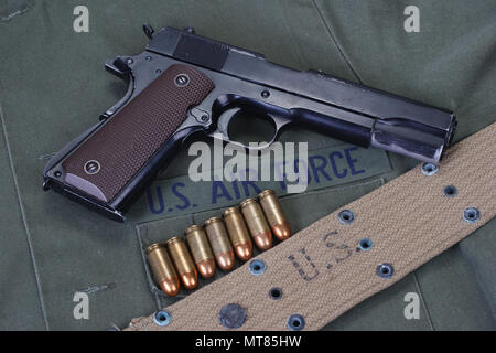 Governo colt M1911 con US Air Force uniforme Foto Stock