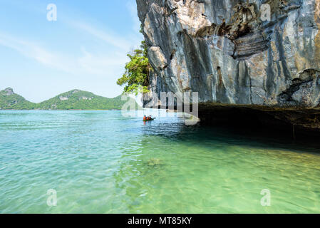 I turisti sono in kayak. Godetevi lo scenario naturale del mare e belle isole a Koh Mae Ko isola in Mu Ko Ang Thong National Park, Surat Thani, Foto Stock