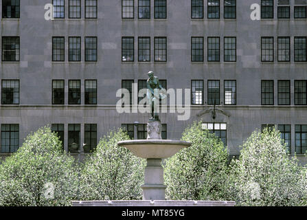 1988 storico fiori di primavera FONTANA PULITZER Fifth Avenue di Manhattan A NEW YORK CITY USA Foto Stock