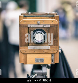 Foto Vintage Legno fotocamera su un treppiede. Elaborato con uno stile rétro. Foto, concetto di cinema e altre antichità. Per quadri di sfondo , sfondo Foto Stock