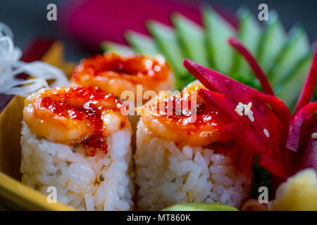 Vari tipi di sushi cibo Foto Stock