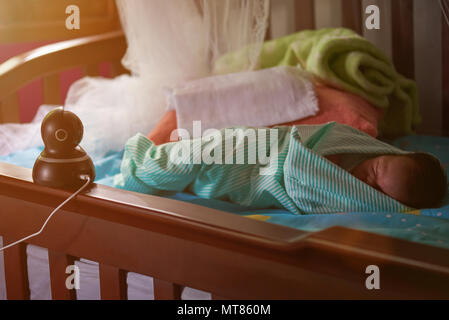 Telecamera dome tracking bambino dorme nel letto di casa Foto Stock