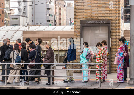 Onorevoli sulle strade di Kyoto in Giappone tradizionale kimono giapponese Foto Stock