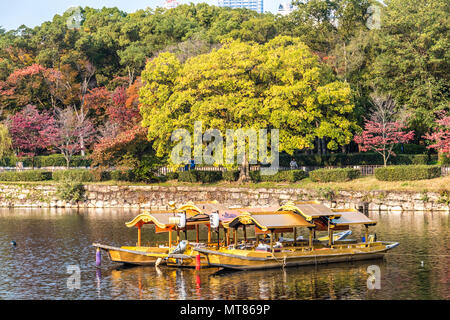 Barche nel fossato intorno al Castello di Osaka, il parco del Castello di Osaka in Giappone Foto Stock