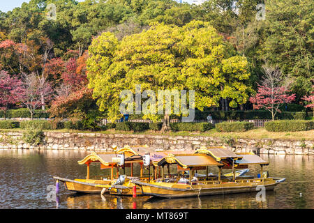 Barche nel fossato intorno al Castello di Osaka, il parco del Castello di Osaka in Giappone Foto Stock