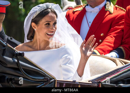 19 Maggio 2018 - TRH il Duca e la Duchessa di Sussex partecipare nel loro primo giunto giro in carrozza intorno a Windsor immediatamente dopo il loro matrimonio regale nel castello di Windsor. Il percorso chiuso lungo la lunga passeggiata, dove folle acclamato a gran voce per la coppia di novelli sposi del principe Harry e Meghan Markle. Foto Stock