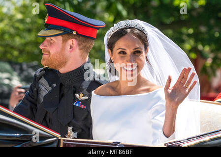 19 Maggio 2018 - TRH il Duca e la Duchessa di Sussex partecipare nel loro primo giunto giro in carrozza intorno a Windsor immediatamente dopo il loro matrimonio regale nel castello di Windsor. Il percorso chiuso lungo la lunga passeggiata, dove folle acclamato a gran voce per la coppia di novelli sposi del principe Harry e Meghan Markle. Foto Stock