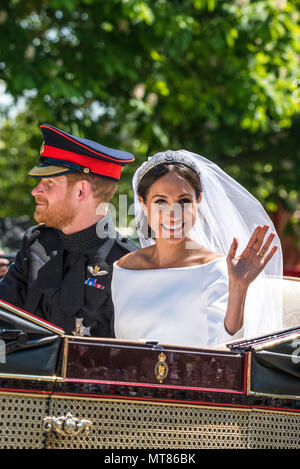 19 Maggio 2018 - TRH il Duca e la Duchessa di Sussex partecipare nel loro primo giunto giro in carrozza intorno a Windsor immediatamente dopo il loro matrimonio regale nel castello di Windsor. Il percorso chiuso lungo la lunga passeggiata, dove folle acclamato a gran voce per la coppia di novelli sposi del principe Harry e Meghan Markle. Foto Stock