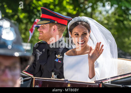 19 Maggio 2018 - TRH il Duca e la Duchessa di Sussex partecipare nel loro primo giunto giro in carrozza intorno a Windsor immediatamente dopo il loro matrimonio regale nel castello di Windsor. Il percorso chiuso lungo la lunga passeggiata, dove folle acclamato a gran voce per la coppia di novelli sposi del principe Harry e Meghan Markle. Foto Stock