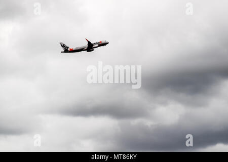 Tokyo, Giappone - 08/02/2017: Un Jetstar Airbus A330 di decollare in nubi dall'Aeroporto di Narita. Foto Stock