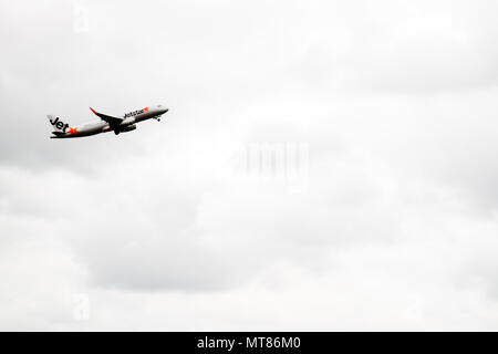 Tokyo, Giappone - 08/02/2017: Un Jetstar Airbus A330 di decollare in nubi dall'Aeroporto di Narita. Foto Stock