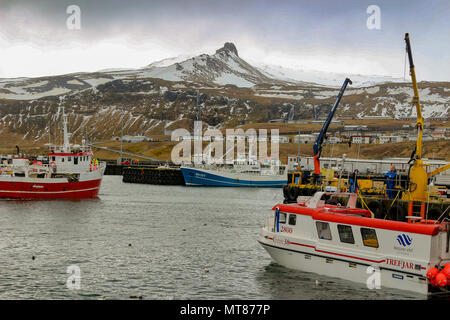 Olafsvik Islanda, 12 maggio 2018: Editoriale foto di una pesca commerciale dock nella piccola città. Questi pescherecci sono una parte fondamentale dell'islandese e Foto Stock