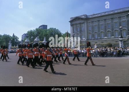 1988 militari storici BRASS BAND PARADE CAMBIANDO LA GUARDIA BUCKINGHAM PALACE Londra Inghilterra REGNO UNITO Foto Stock