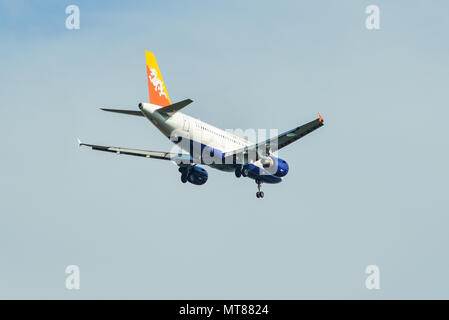 Bangkok, Thailandia - Apr 21, 2018. Un Airbus A319 aeroplano di Druk Air in atterraggio a Suvarnabhumi Airport (BKK) a Bangkok, in Thailandia. Foto Stock