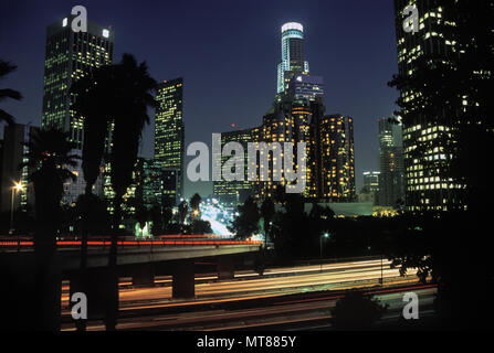 1990 Centro storico SKYLINE ROUTE 110 FREEWAY DI LOS ANGELES CALIFORNIA USA Foto Stock