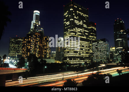 1990 Centro storico skyline con percorso 110 LOS ANGELES CALIFORNIA USA Foto Stock