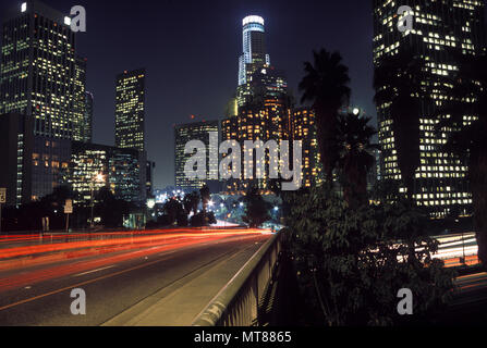 1990 Centro storico skyline con percorso 110 LOS ANGELES CALIFORNIA USA Foto Stock