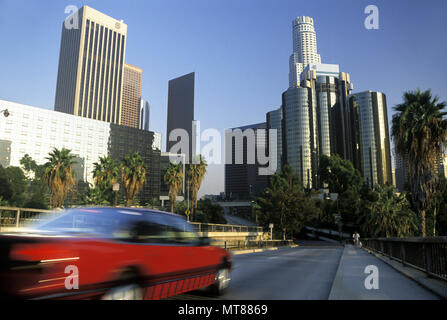 1990 storico rosso sfocata auto skyline del centro di Los Angeles California USA Foto Stock