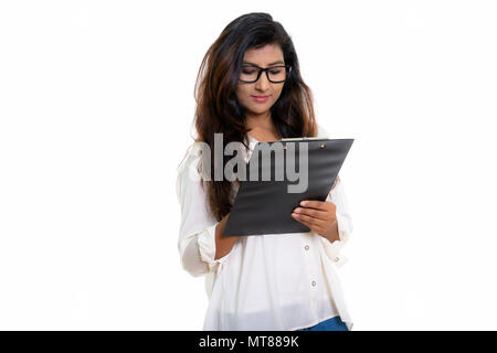 Studio shot del giovane bella donna persiano lettura su clipboar Foto Stock