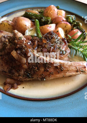 Lamb Chop pasto con patate rosse, asparagi e rosmarino Foto Stock