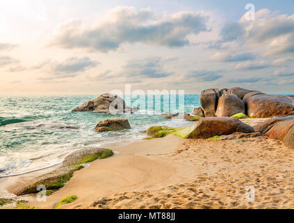 Sunrise su Lamai spiaggia di Koh Samui in Thailandia. Foto Stock