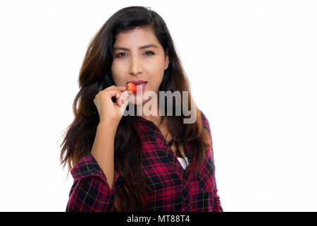 Chiusura del giovane bella donna persiano mangiare fragole isol Foto Stock