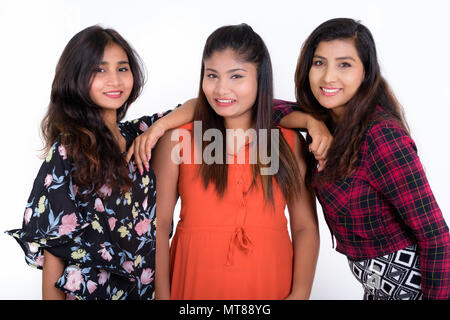 Studio shot di tre felice giovane donna persiano amici sorridente w Foto Stock