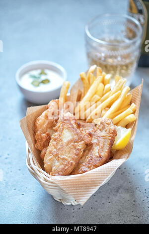 Croccante di pesce e patatine fritte paniere Foto Stock