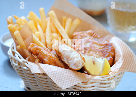 Croccante di pesce e patatine fritte paniere Foto Stock