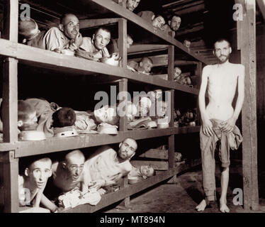 A Buchenwald Campo di Concentramento il 16 aprile 1945. Elie Wiesel, che in seguito hanno ricevuto il Premio Nobel per la Pace nel 1986, è la settima persona da sinistra sulla seconda fila dal fondo. Foto Stock